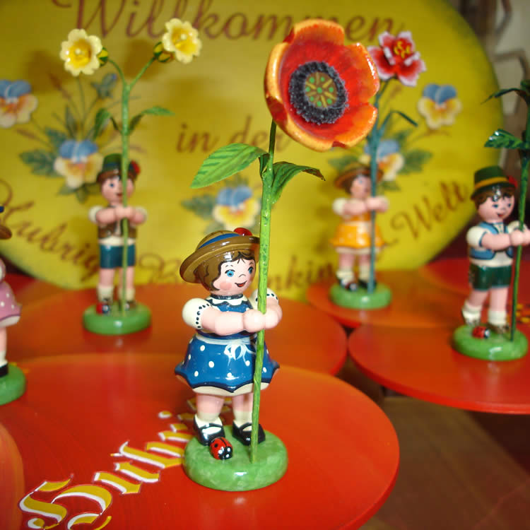 Blumenkind Maedchen mit Mohnblume - Hersteller Fa. Hubrig aus Zschorlau im Erzgebirge